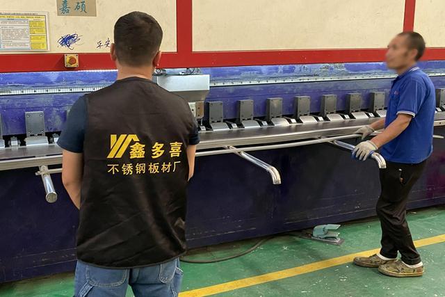 按照产业链位置可分为原卷开平厂家和表面加工厂家以及销售贸易仓储