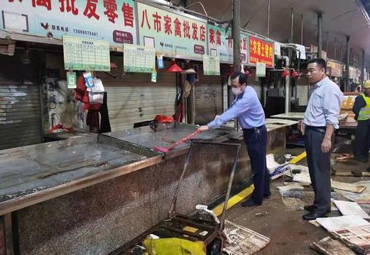 中国质量新闻网讯 热闹的海鲜销售摊位,众多的海鲜加工排档,开禾市场